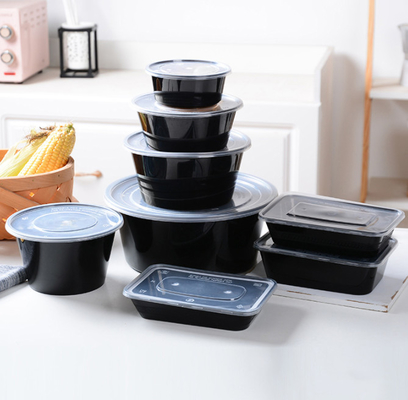 漏出は使い捨て可能なプラスチック食糧収納箱を取り除く包装を検査する